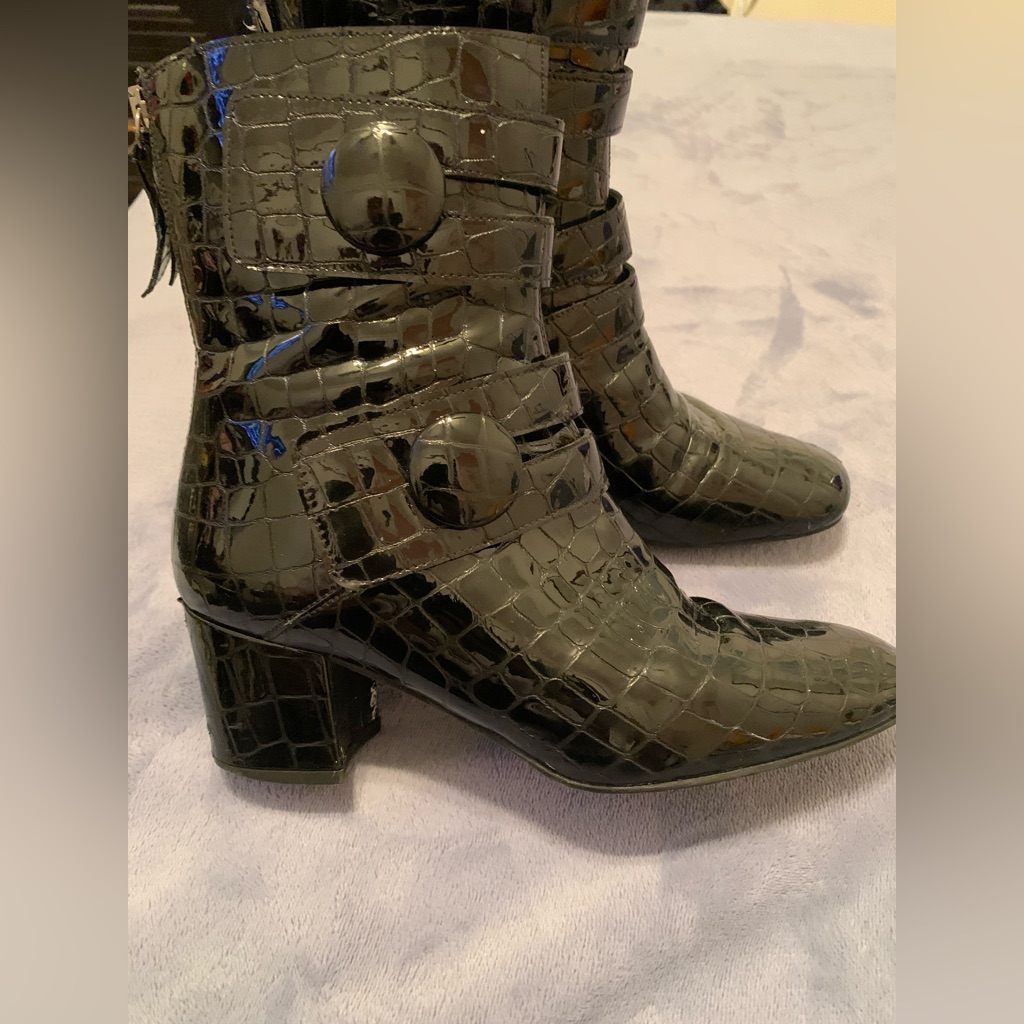 Stuart Weitzman Croc Embossed Leather Ankle Boots| Size 5